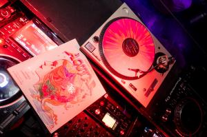 RBmedia turns ACOTAR audiobook into 10,000-copy vinyl collector’s set