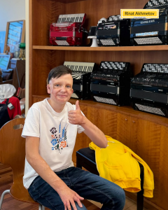 Rinat Akhmetov gifts a custom Italian accordion to a young survivor of war – image 2